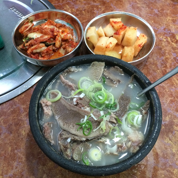 nhà hàng Imun Seolleontang với món canh hầm xương